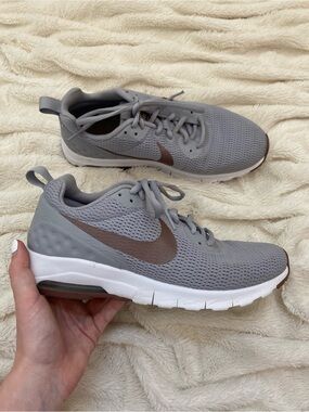 Nike Air Max Motion LW sneakers grey/bronze women's Sz 9